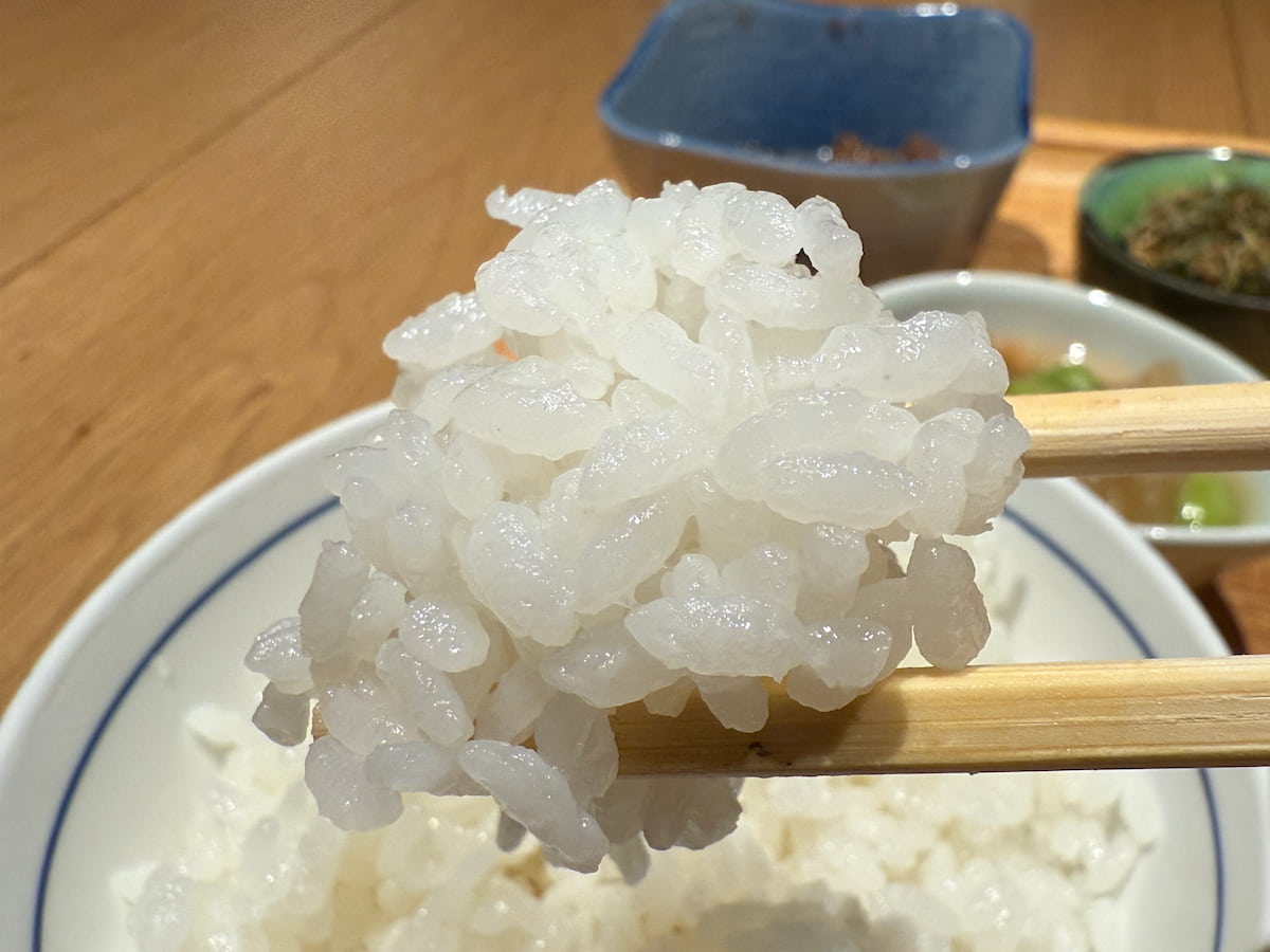 雪ほたか×銅羽釜で炊く“主役ごはん”をおひつで。神戸三田に『こめ食堂』オープン [画像]