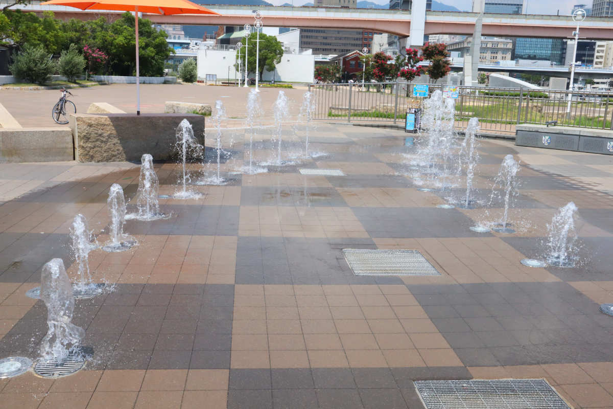 温度・水量・どれをとっても最高！無料で遊べる『メリケンパーク』の噴水がすごかった [画像]