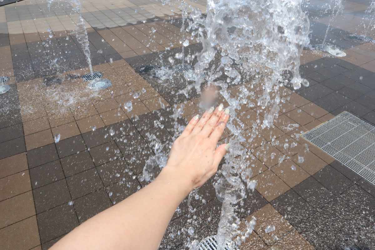 「低くなったな～」と思って触ってみた瞬間、水が高くなり始め、記者はびちょびちょになりました…。
