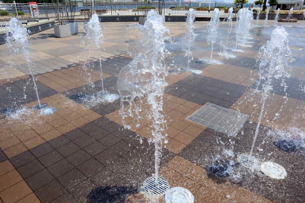 温度・水量・どれをとっても最高！無料で遊べる『メリケンパーク』の噴水がすごかった [画像]