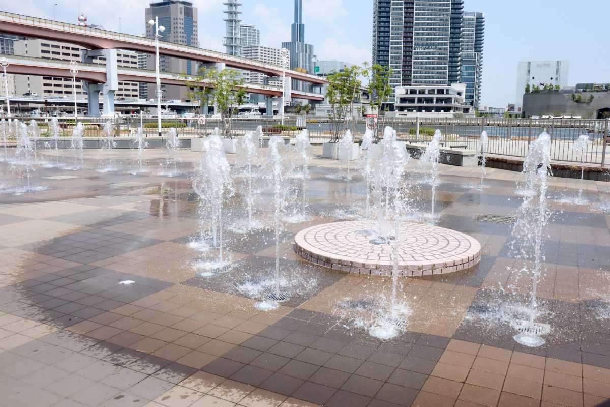 温度・水量・どれをとっても最高！無料で遊べる『メリケンパーク』の噴水がすごかった [画像]