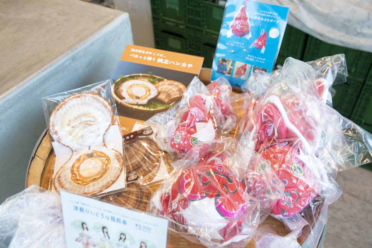 「海の幸をポケットに　パカっと開く帆立ハンカチ」1,320円（税込）