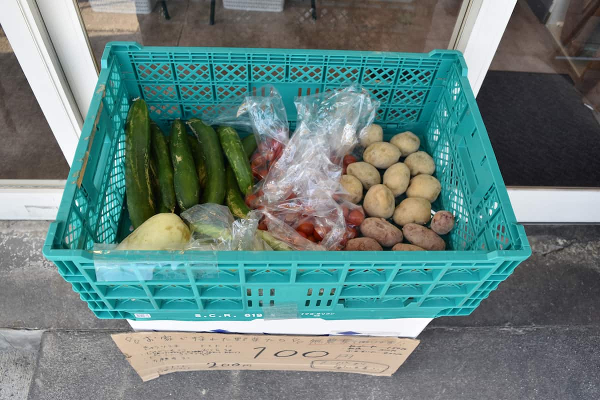 お店の前で手作りの野菜販売も！すべて100円