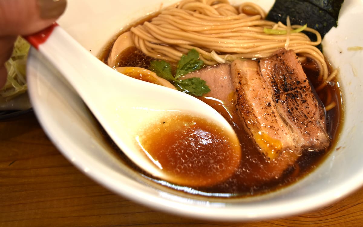 個性際立つ甘め醤油がクセになる♪六甲道の西端『急がば啜れ』の醤油中華そば [画像]