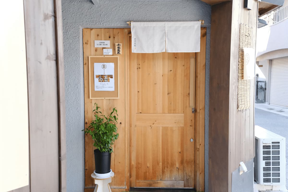木の匂いが香る入口