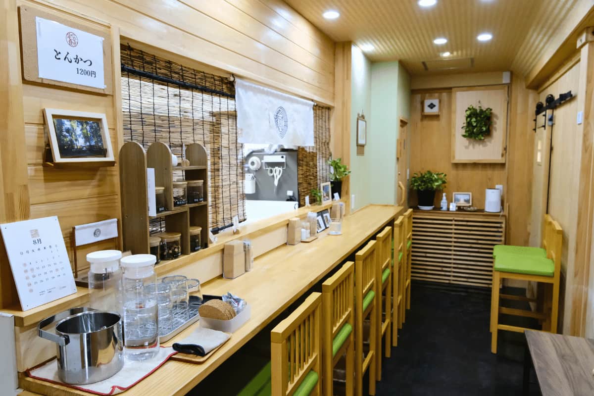 木のぬくもりを大切に、店主自ら手掛けたこだわりの店内