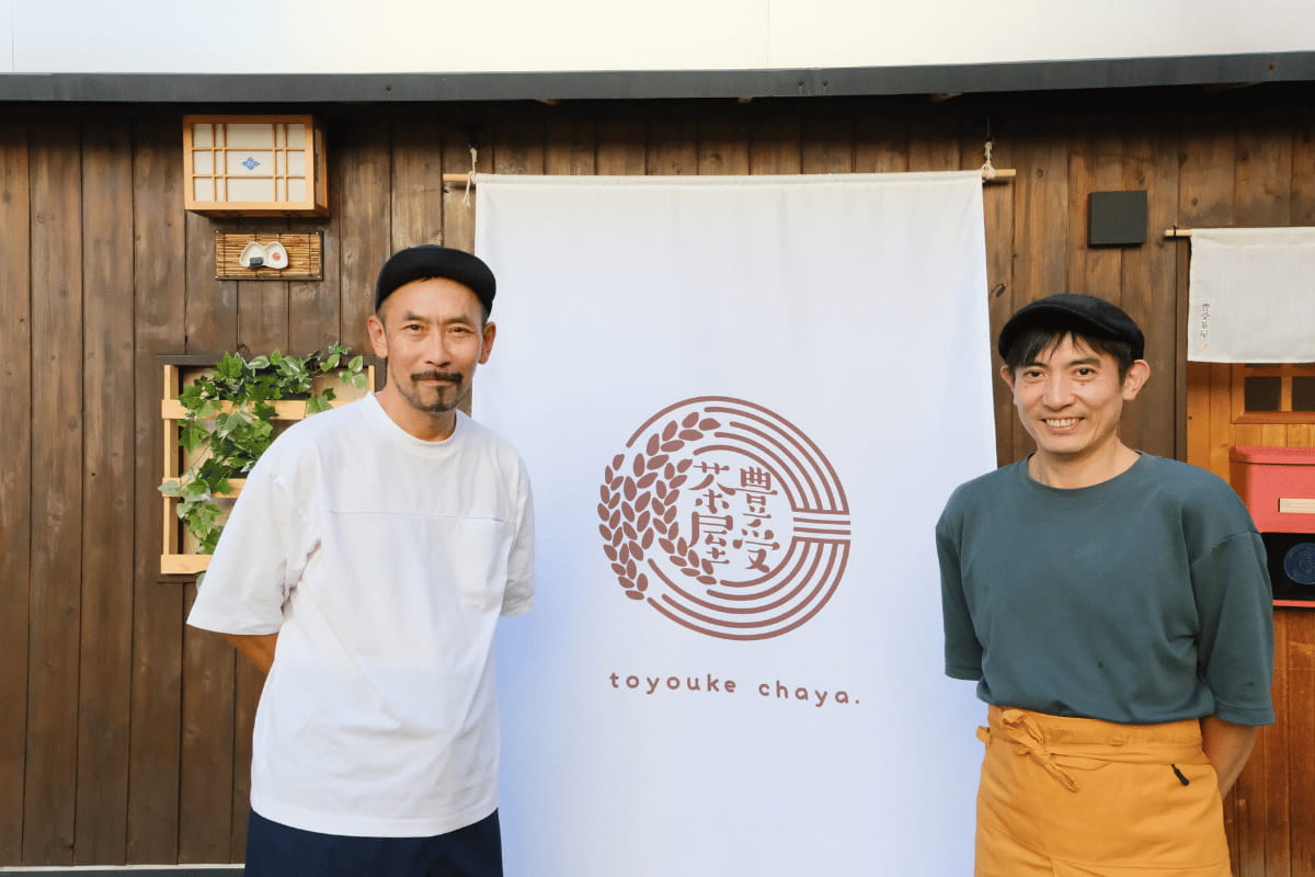 店主の井上さん（左）と辻井さん（右）