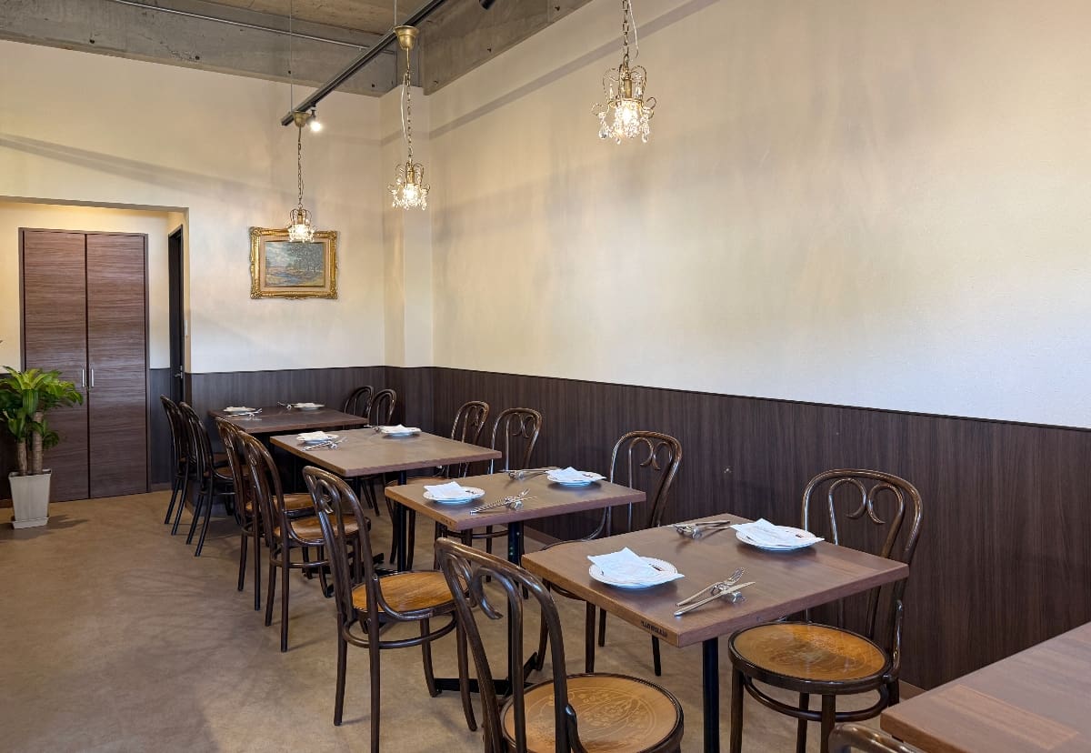 カウンター席はなくテーブル席のみ。会話を楽しみながらゆっくりと食事を楽しむ昔ながらのレストランのようなイメージなのだとか