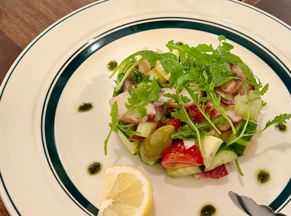 「淡路産マダコ、じゃがいも、セロリのナポリ風サラダ」料理はどれもボリュームがあるので、家族や友人と取り分けて食べるのがいいかも