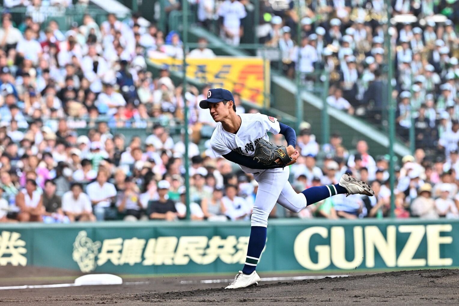沖縄尚学－日大三　力投する沖尚の先発・新垣有絃（喜屋武綾菜撮影）＝２３日、甲子園球場