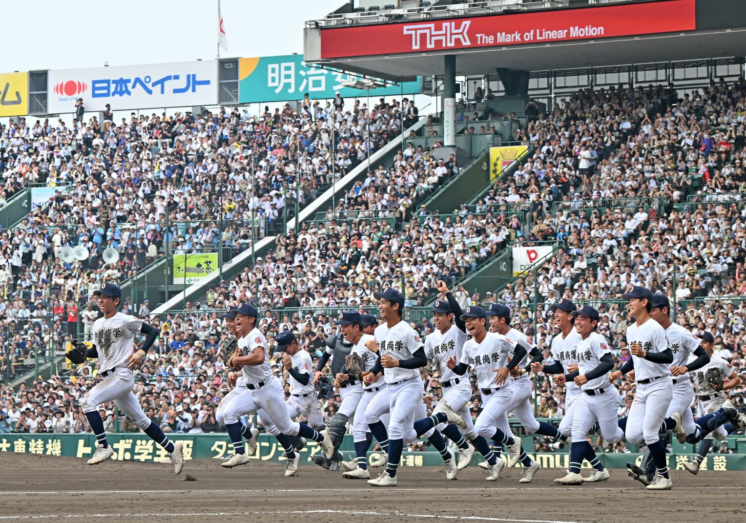 優勝を決めアルプスへ向かって笑顔で駆け出す沖尚の選手たち（喜屋武綾菜撮影）