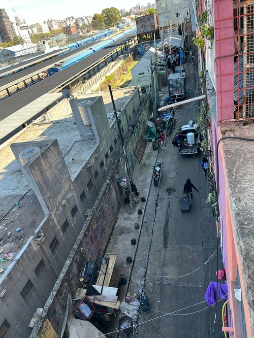 ブエノスアイレスにある南米最大級のスラム「ビジャ31」の路地。整備されたレティ―ロ駅（写真奥）に接するようにスラムが広がる