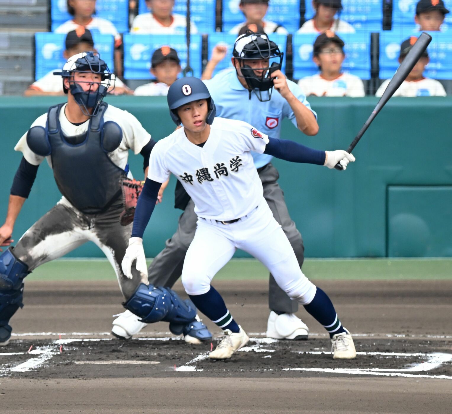 沖縄尚学－日大三　６回表沖尚２死二塁、宜野座恵夢が勝ち越しの左前適時打を放つ（小宮健撮影）