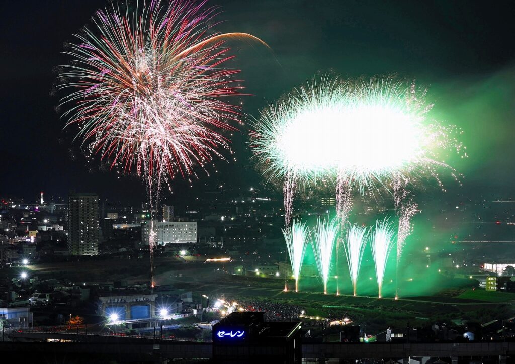 ミャクミャクや恐竜をイメージした花火も…福井フェニックス花火、夜空に8千発 5万8千人を魅了 | 催し・文化 | 福井のニュース - 福井新聞社