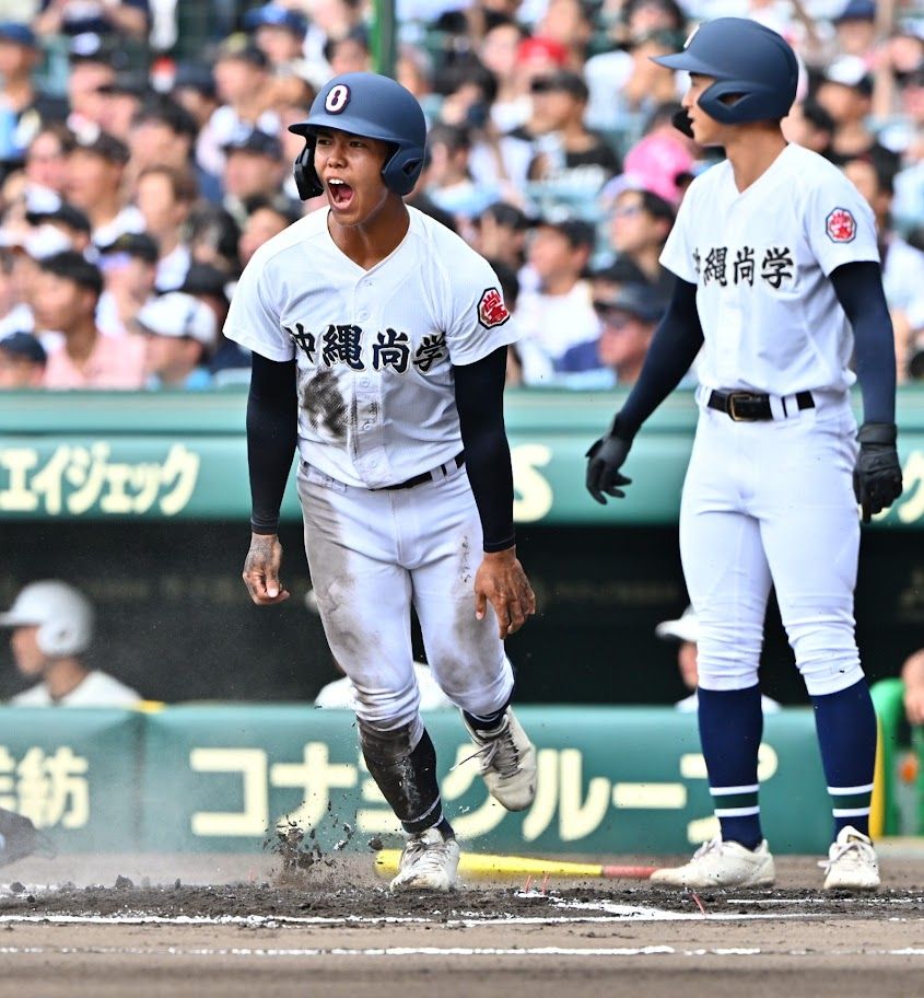 沖縄尚学－日大三　６回表沖尚２死二塁、宜野座恵夢の左前適時打で二走・宮城泰成が生還し勝ち越す（喜屋武綾菜撮影）