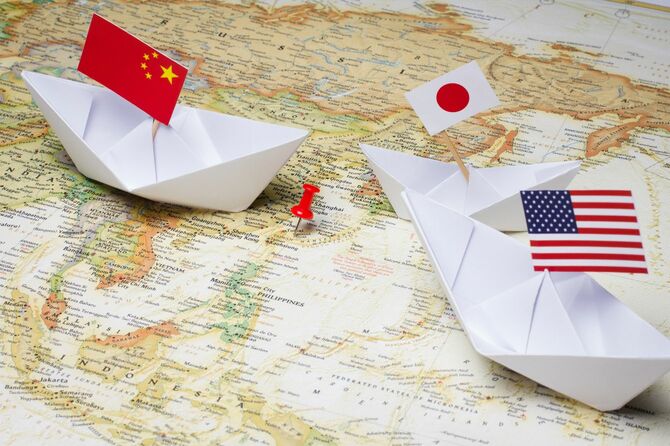 中国、日本、アメリカの国旗
