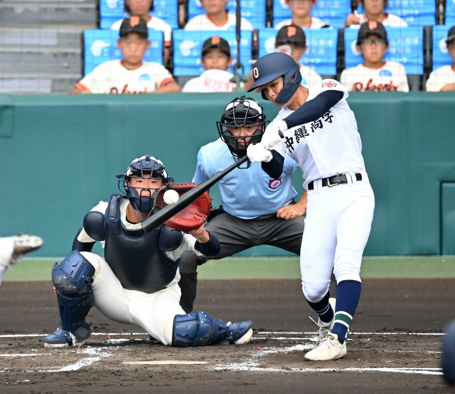 沖縄尚学－日大三　２回表沖尚２死二塁、阿波根裕が同点に追い付く適時二塁打を放つ（小宮健撮影）