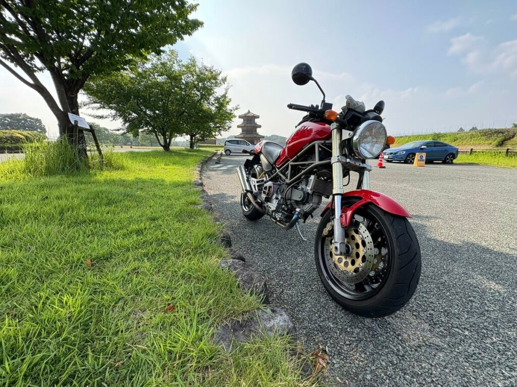 熊本県の鞠智城で見つけたバイク乗り向けの張り紙　「予想外のメッセージ」に思わず目を疑う | LIMO | くらしとお金の経済メディア