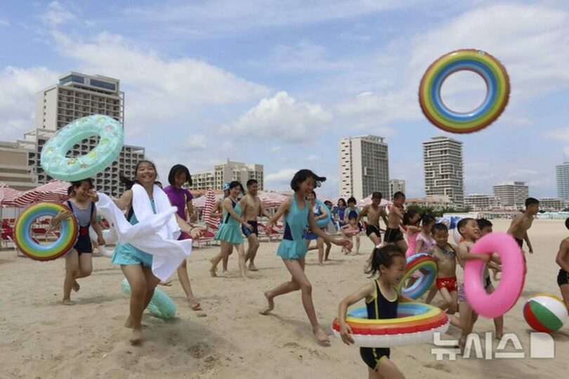 元山葛麻海岸観光地区で遊ぶ子どもたち(c)AP/NEWSIS