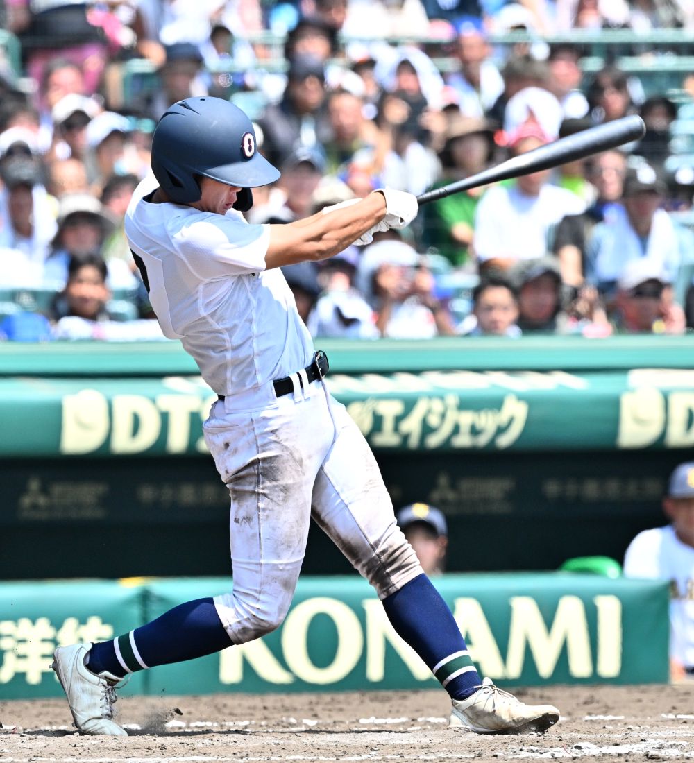 沖尚-鳴門 9回表沖尚1死満塁、中前2点適時打を放つ宜野座恵夢=甲子園球場(喜屋武綾菜撮影)