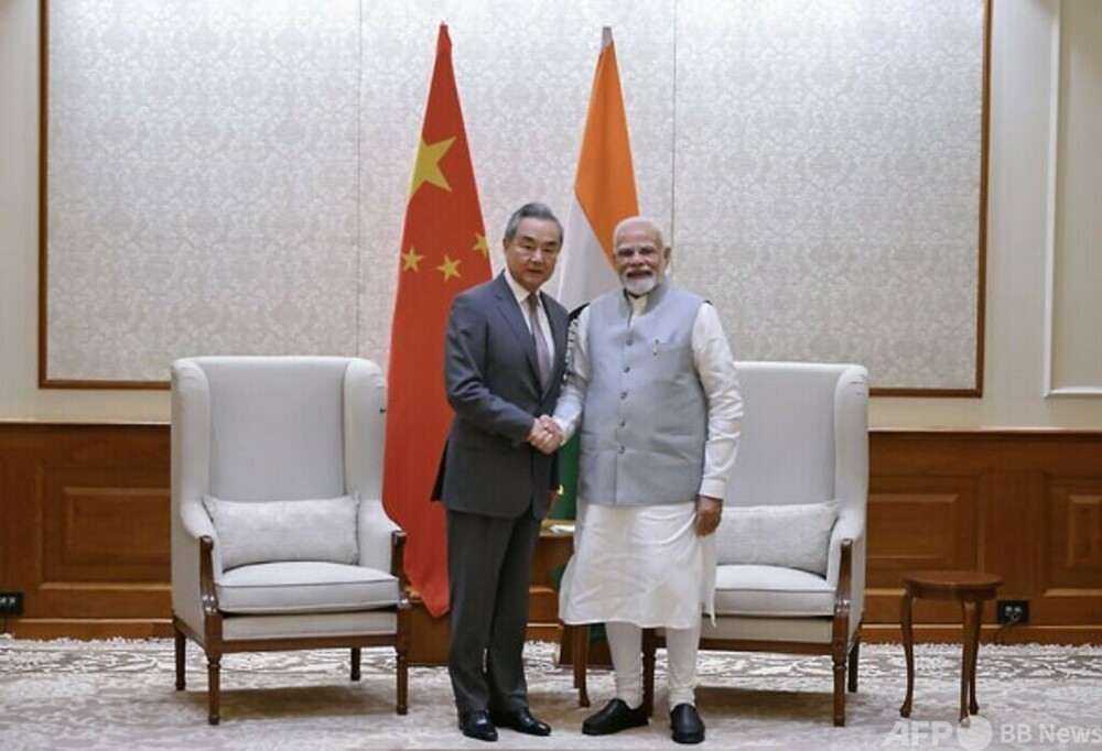 インドのモディ首相が中国の王毅外交部長と会談　写真1枚　国際ニュース：AFPBB News