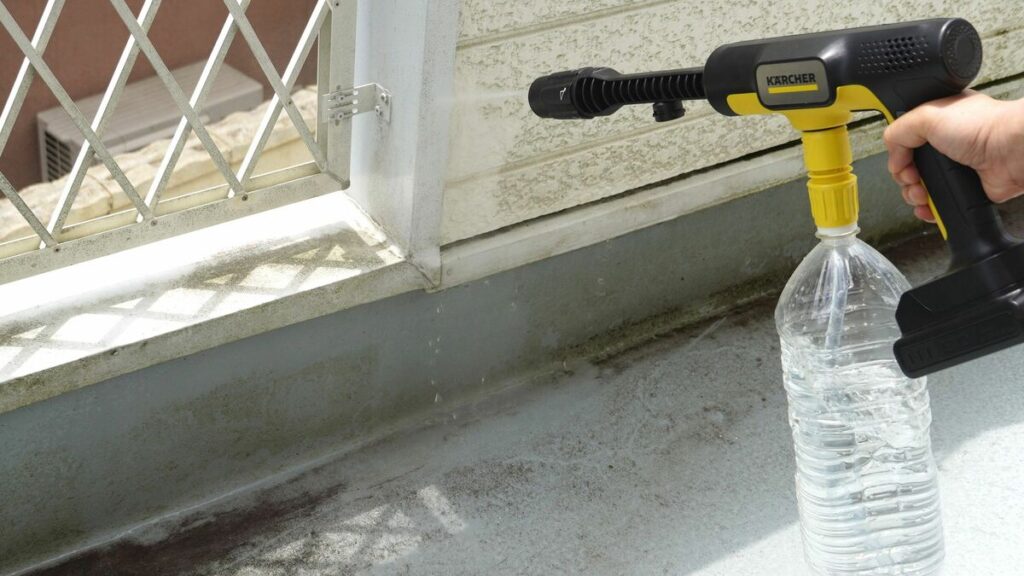 ベランダの泥汚れがあっという間に落ちる…賃貸マンションの住人が｢コンパクト高圧洗浄機｣を使ってみた結果 ｢マイカーのある庭付き一軒家で使う｣イメージを覆した | PRESIDENT Online（プレジデントオンライン）