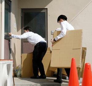 　石井章参院議員の地元事務所の家宅捜索で、段ボールを運び込む東京地検特捜部の係官ら＝２７日午後２時４４分、茨城県取手市