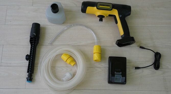 中を確認すると、本体のサイズが小さいので驚いてしまった。バケツから給水するホース、ペットボトルアダプター、泡洗剤タンクなどが同梱されている