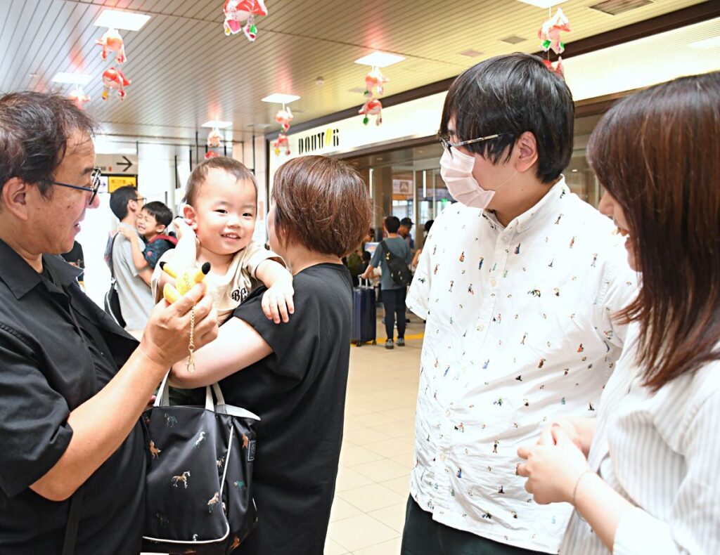 久しぶり！ご当地キャラも出迎え／青森県内｜社会,青森県｜青森ニュース｜Web東奥 - 東奥日報社