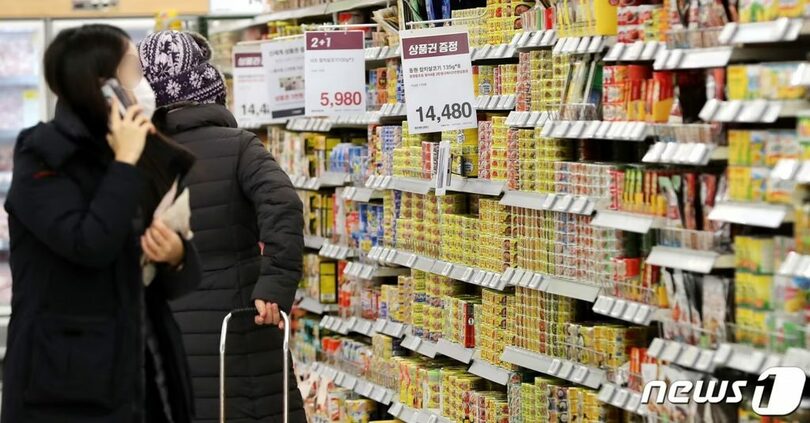 ソウル市内の大型マートに陳列された缶詰商品(c)news1