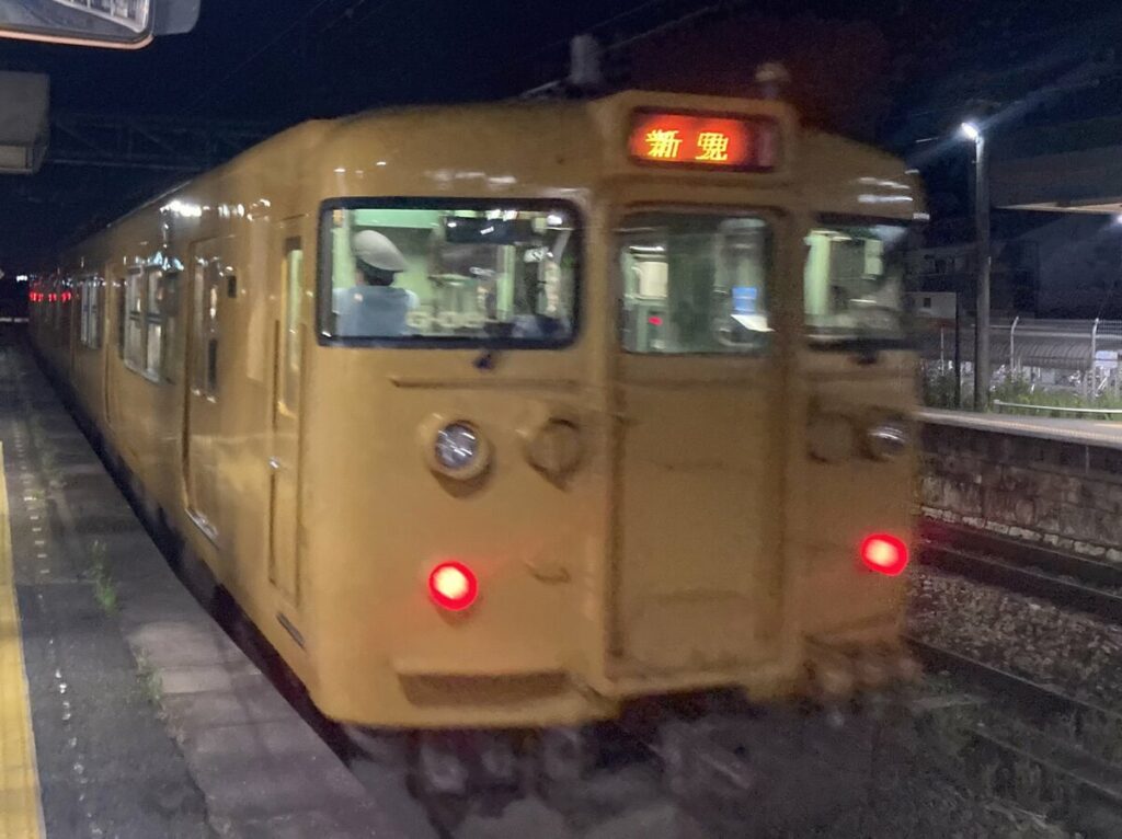 岡山の電車に貼られたガムテープ風の補修に衝撃　「これは見事」「実在したのか」と思わず目を疑う | LIMO | くらしとお金の経済メディア