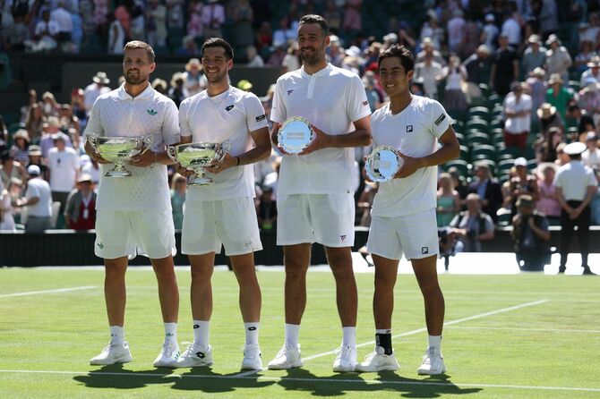 ウィンブルドン選手権の男子ダブルスで優勝したジュリアン・キャッシュとロイド・グラスプール（左）、準優勝したオランダのダヴィド・ペルとオーストラリアのリンキー・ヒジカタ（右）。2025年7月12日、イギリス、ウィンブルドン