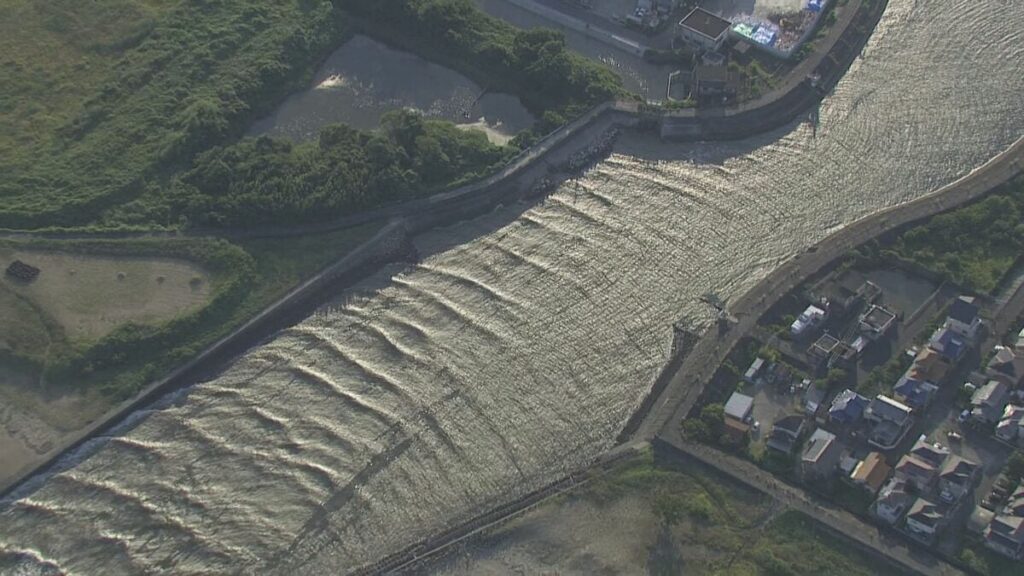 【速報】津波か 三重・鈴鹿市内の川を水が遡上 上空のヘリコプター映像 愛知・三重で津波警報 | 名古屋・愛知・岐阜・三重のニュース【CBC news】 | CBC web - TBS NEWS DIG