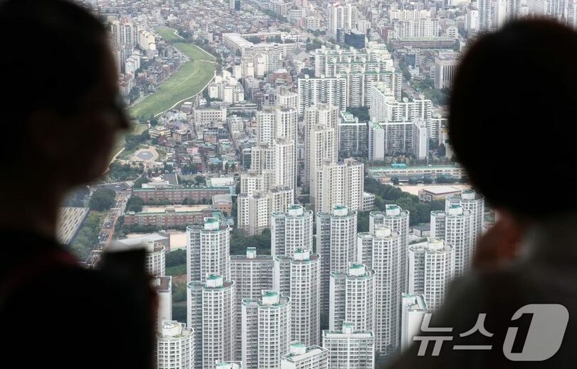 ソウル市松坡区ロッテワールドタワー展望台「ソウルスカイ」から見た市内マンション団地(c)news1