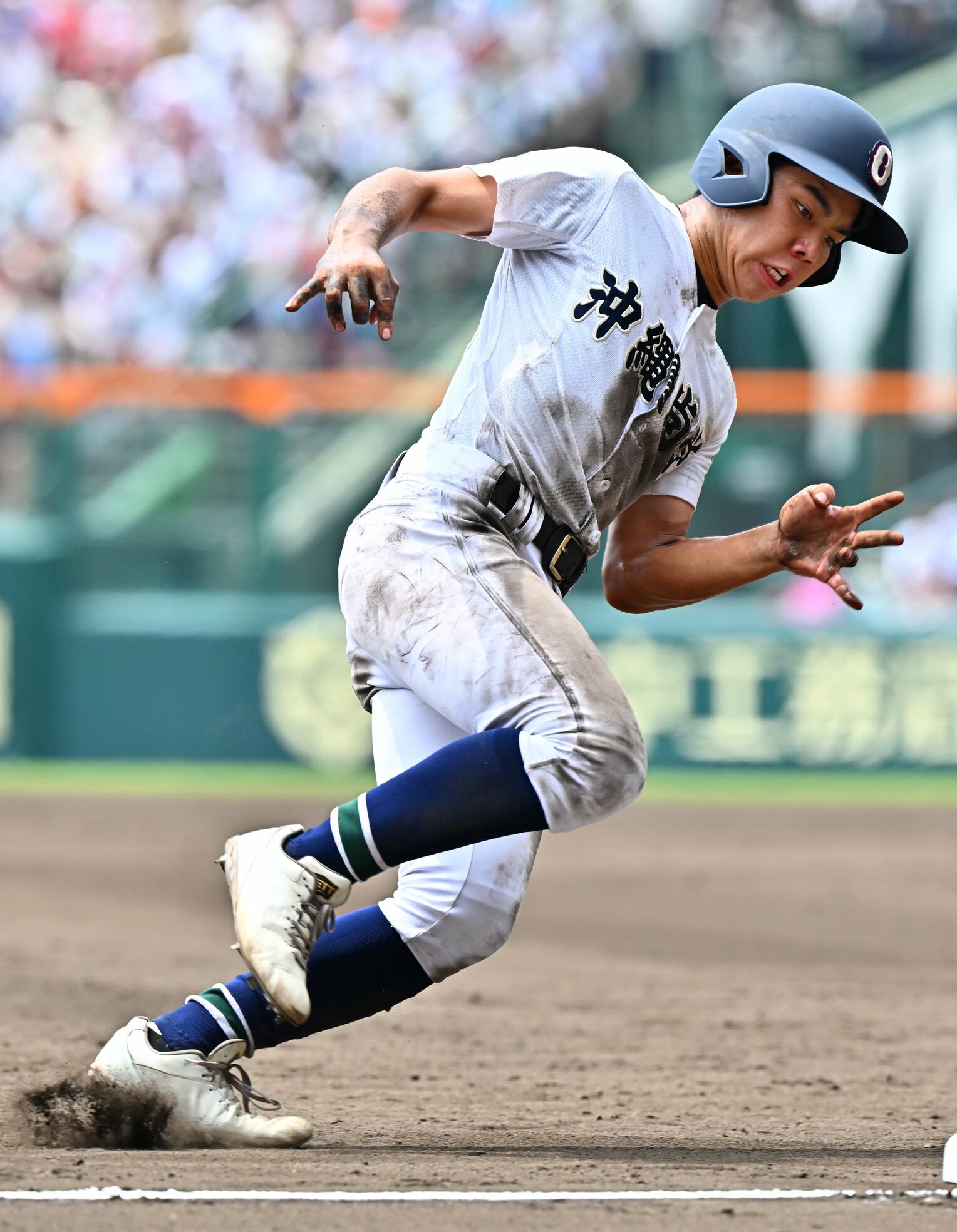 沖縄尚学－日大三　８回表沖尚２死二塁、宜野座恵夢の中越え二塁打で三塁を回る二走の眞喜志拓斗（喜屋武綾菜撮影）