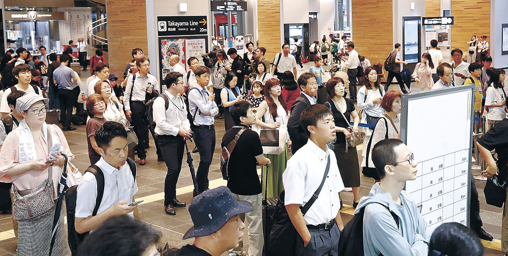 富山駅「帰れなくて最悪」 大動脈途絶え混乱 県内大雨｜社会｜富山のニュース｜富山新聞 - 北國新聞