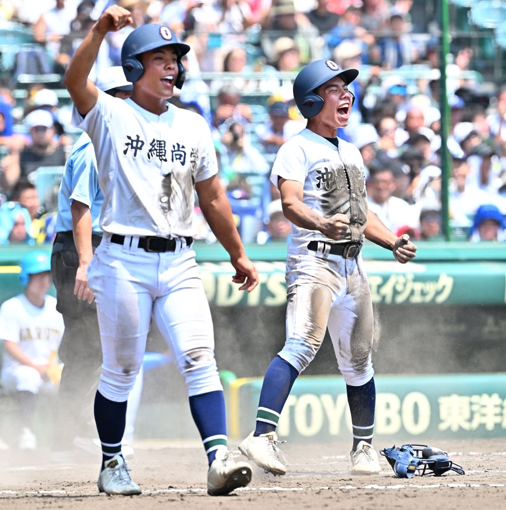 沖尚-鳴門 9回表沖尚1死満塁、宜野座恵夢の中前2点適時打で生還し喜ぶ三走・安谷屋春空(左)と二走・眞喜志拓斗=甲子園球場(喜屋武綾菜撮影)