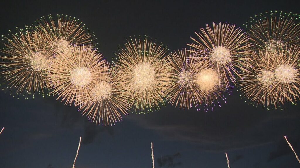 色とりどりのスターマインなど約2万発が夏の夜空を彩る 県下最大 神明の花火 山梨 | 山梨のニュース | ＵＴＹテレビ山梨 - TBS NEWS DIG