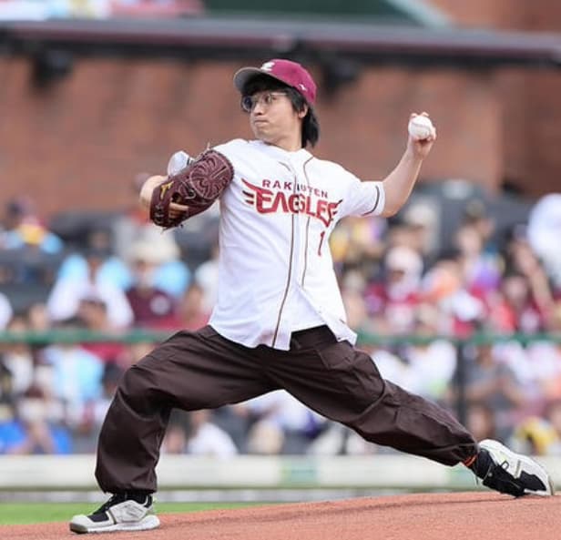 エバース・佐々木隆史がセレモニアルピッチで綺麗なピッチングフォームを披露！ | 話題の投稿 | スポーツブル (スポブル)