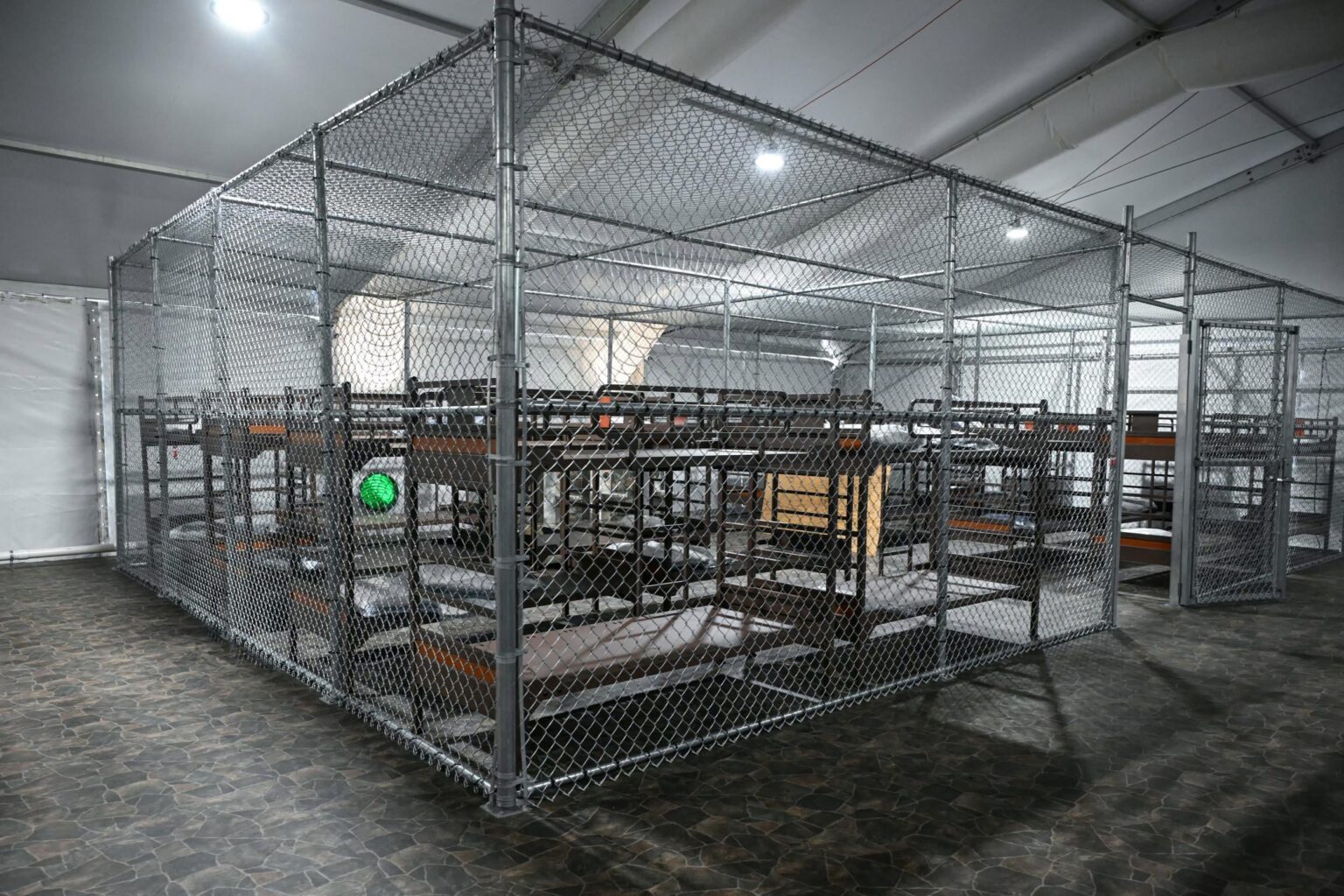 Ron Desantisは、閉鎖に直面しているアリゲーターAlcatrazで2億5,000万ドルを無駄にしました