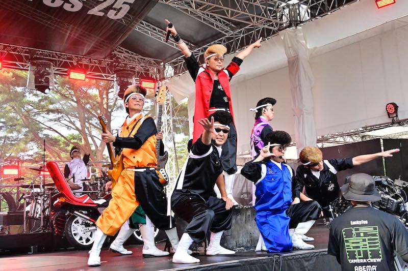 【速レポ】＜LuckyFes’25＞氣志團、「千葉県のご当地アイドルグループです！」 | BARKS