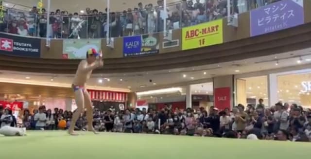 「宮交シティでコール&レスポンス」小島よしおが営業先で大盛り上がりのおっぱっぴー！ | 話題の投稿 | スポーツブル (スポブル)