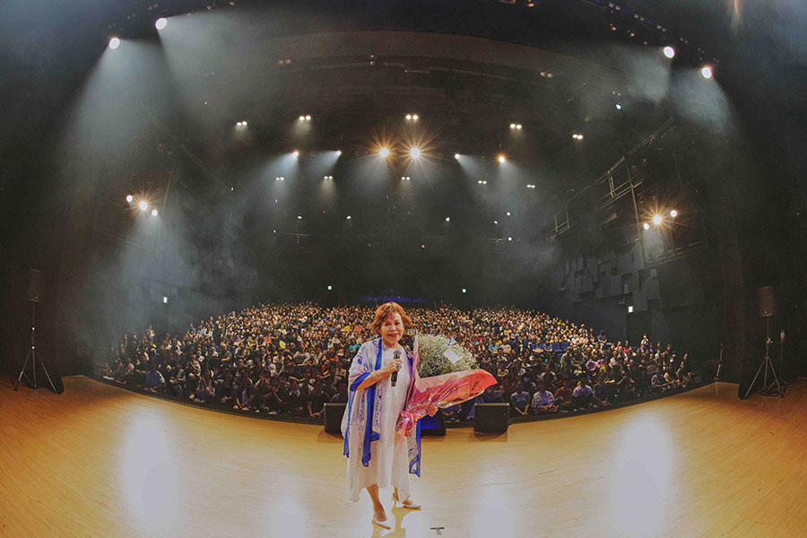『新曲リリース感謝祭2025』を開催した上沼恵美子と観客（8月27日・COOL JAPAN PARK 大阪 TTホール）