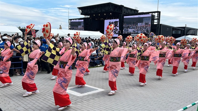 東北絆まつりでの花笠踊りの様子