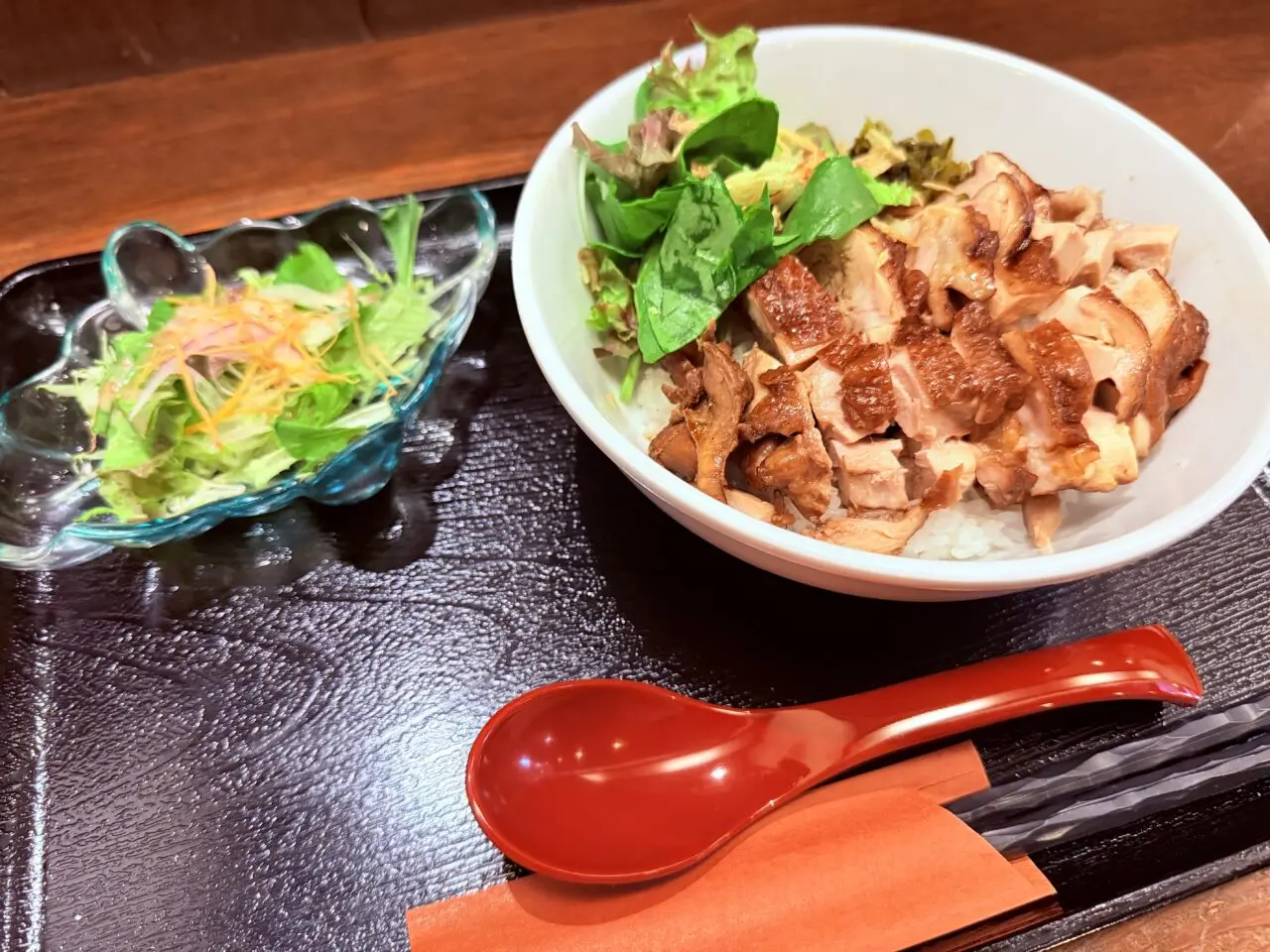 2024年10月16日にオープンした本格中華「香港四季楼 虎嘯（kosho）」の「虎嘯名物 香港風醤油鶏飯」