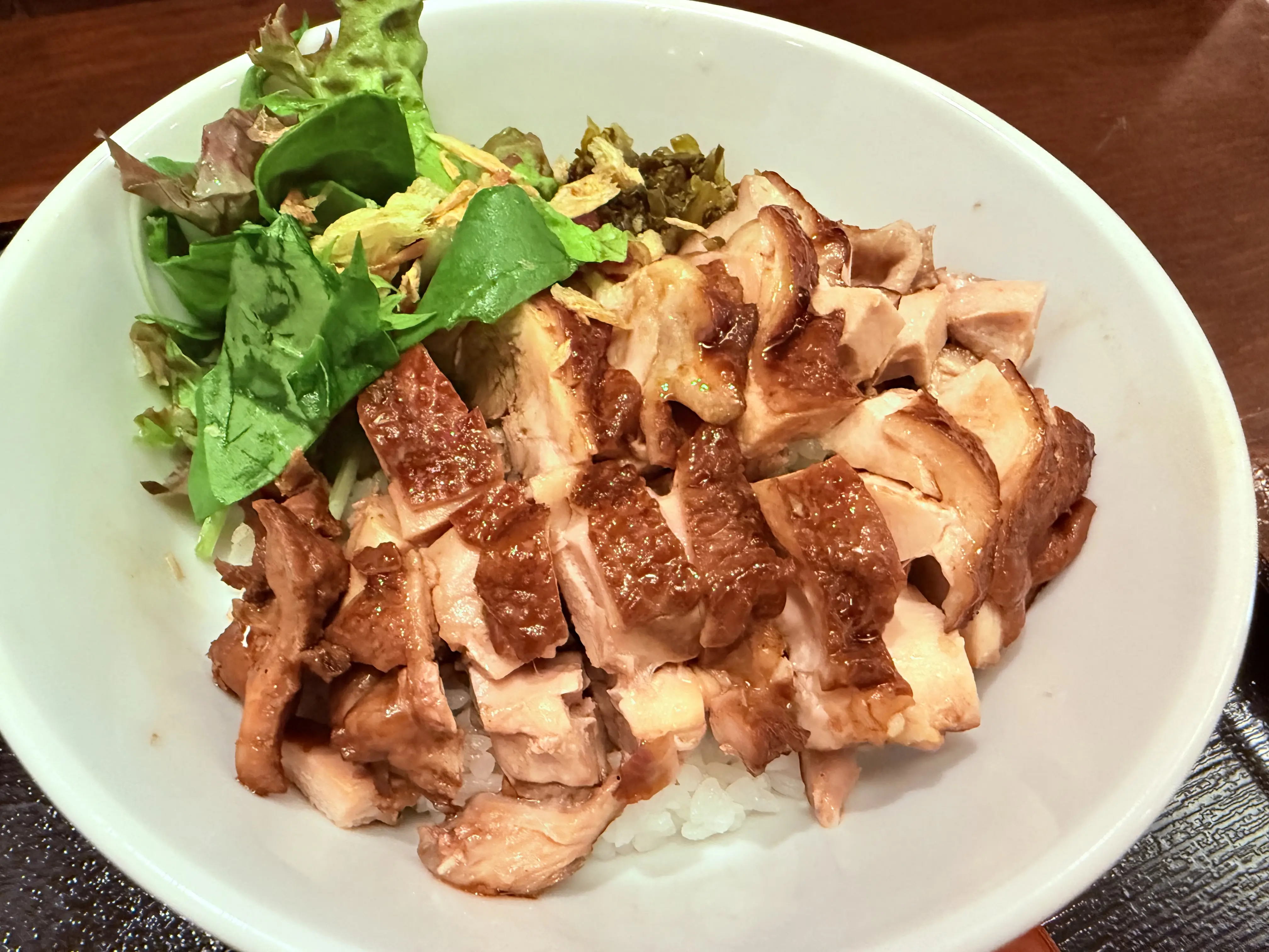 2024年10月16日にオープンした本格中華「香港四季楼 虎嘯（kosho）」の「虎嘯名物 香港風醤油鶏飯」