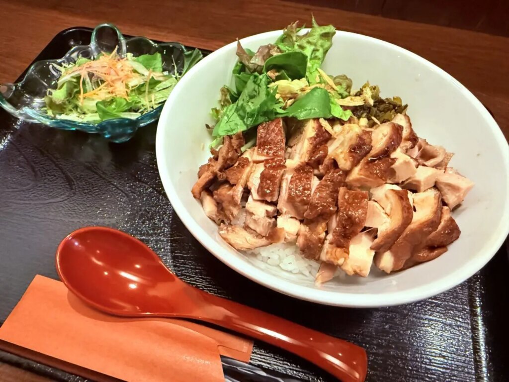 2024年10月16日にオープンした本格中華「香港四季楼 虎嘯（kosho）」の「虎嘯名物 香港風醤油鶏飯」