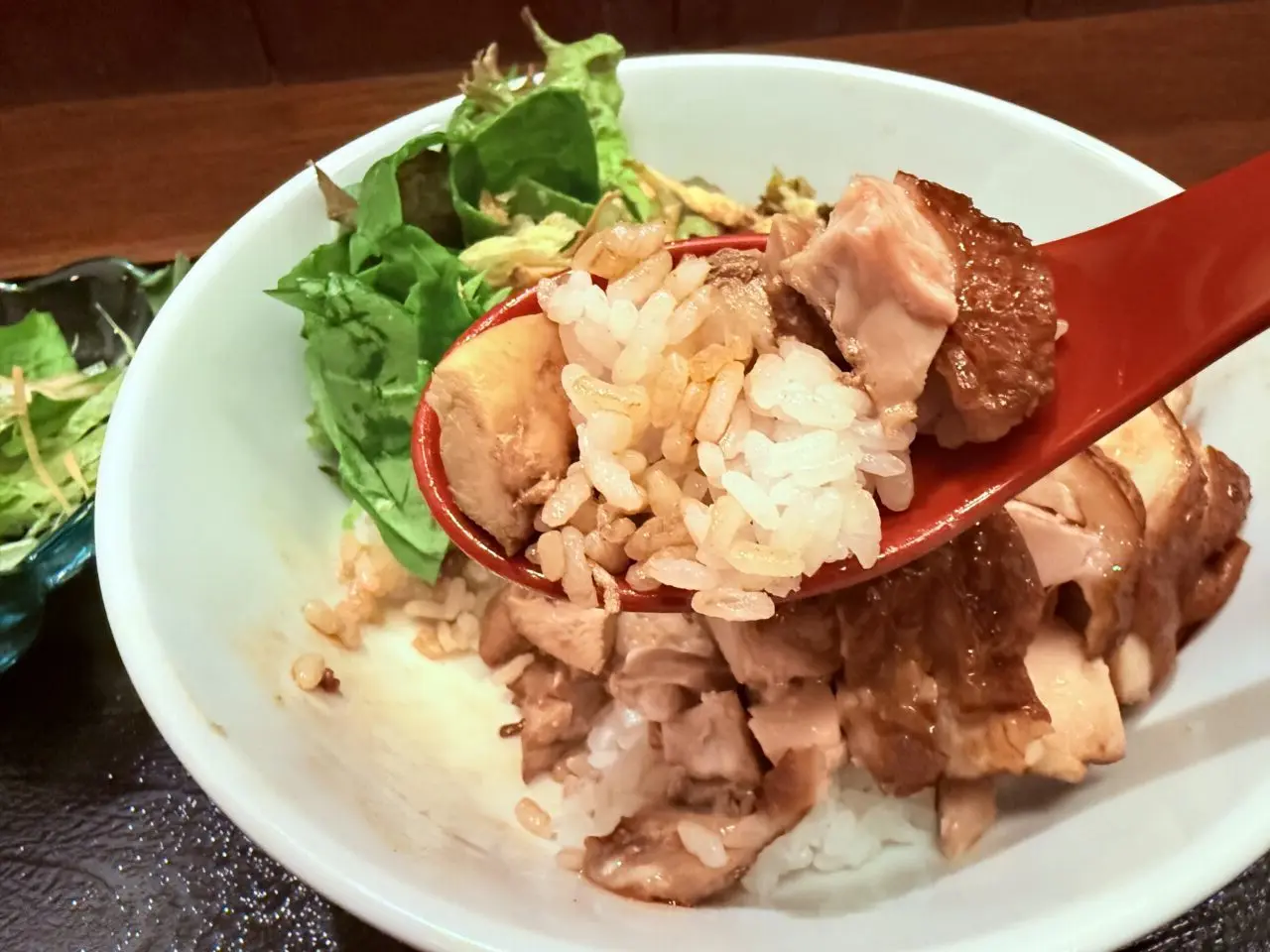 2024年10月16日にオープンした本格中華「香港四季楼 虎嘯（kosho）」の「虎嘯名物 香港風醤油鶏飯」