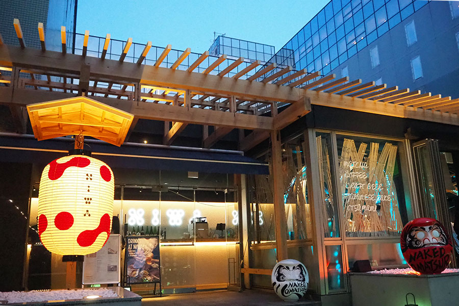 今春に開業し、デジタルアートの茶室も構えるラウンジ「NIWA」