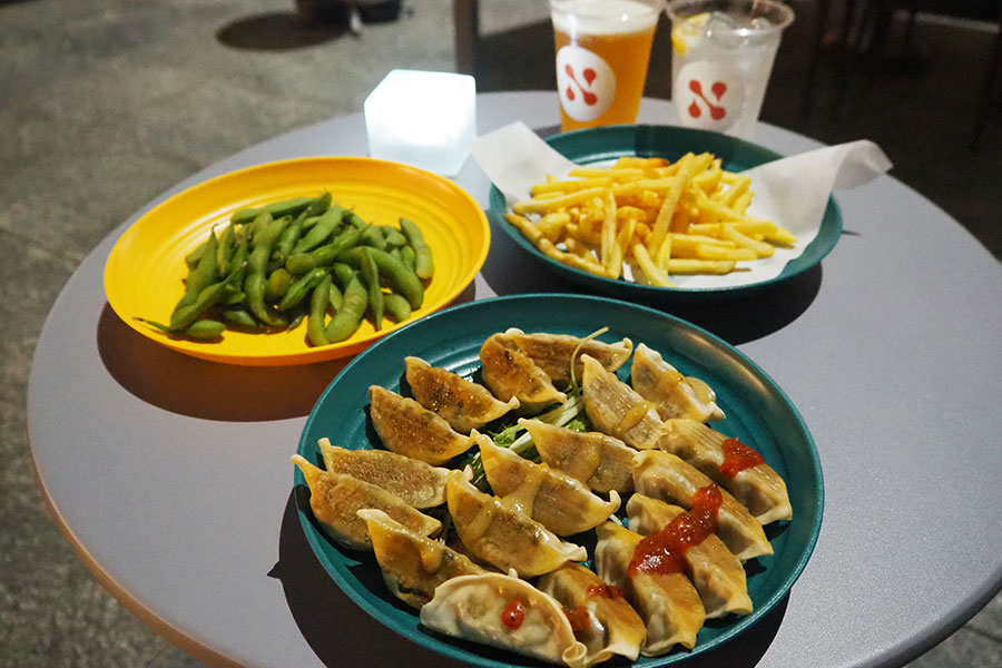 「野菜餃子」（1人分6個・600円）は「九条ネギ」「白味噌」「トマトサルサ」のタレ3種からセレクト。予約プランでは60分飲み放題と「野菜餃子」「枝豆」「ポテト」付き